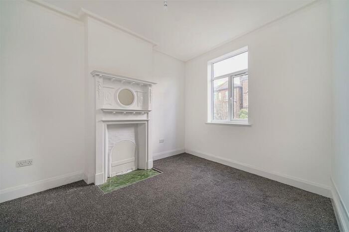 3 Bedroom Flat To Rent In Norwood Road, Herne Hill, SE24