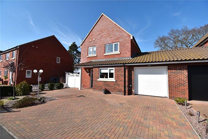 3 Bedroom Link Detached House For Sale In The Oaks, Great Oakley, Harwich, Essex, CO12
