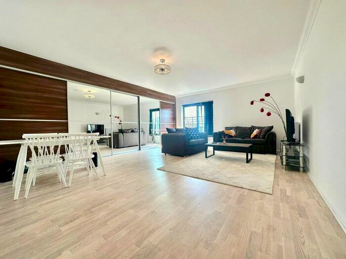 2 Bedroom Flat To Rent In Cromwell Road, Kensington, London, SW7