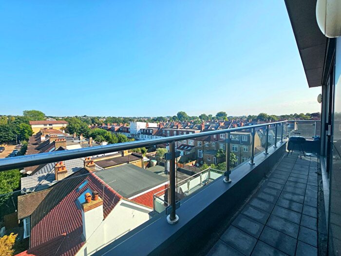 2 Bedroom Flat To Rent In Rothesay Avenue, London, SW20