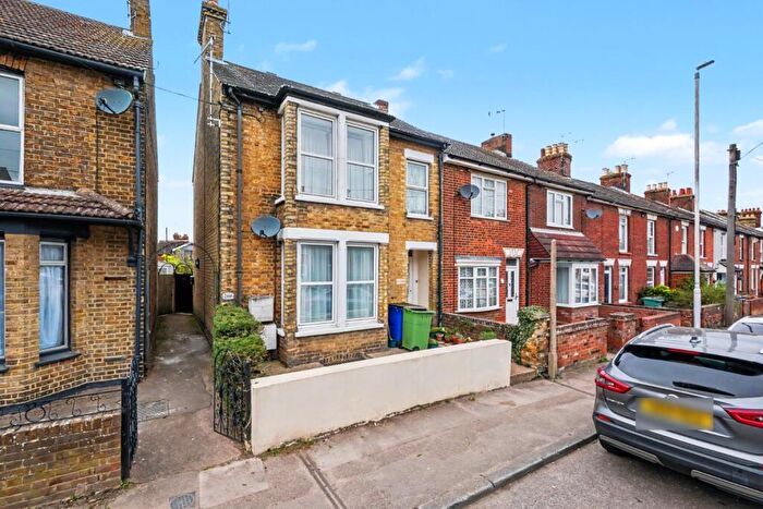 1 Bedroom Flat To Rent In Park Road, Sittingbourne, Kent, ME10