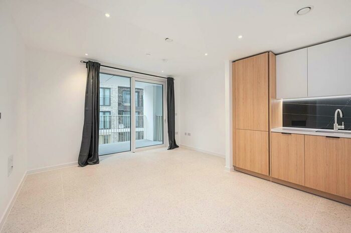 1 Bedroom Flat To Rent In Bouchon Point, Tower Hamlets, London, E1