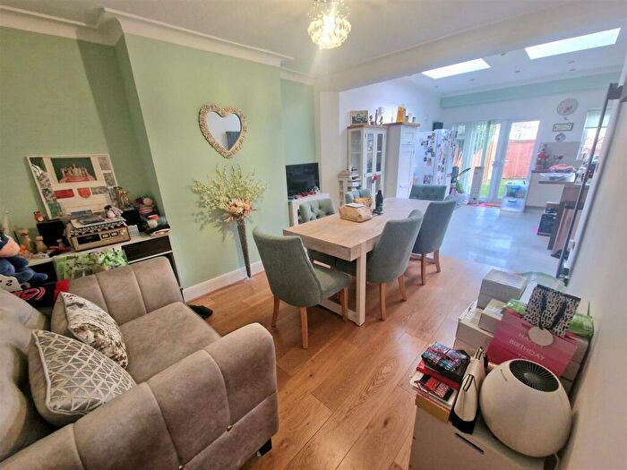 3 Bedroom End Of Terrace House For Sale In Brunswick Park Road, New Southgate, N11