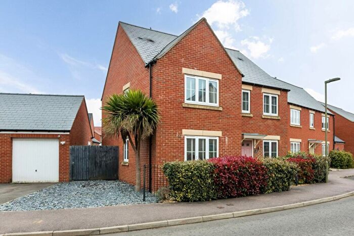 4 Bedroom Detached House For Sale In Songthrush Road, Bodicote, OX15