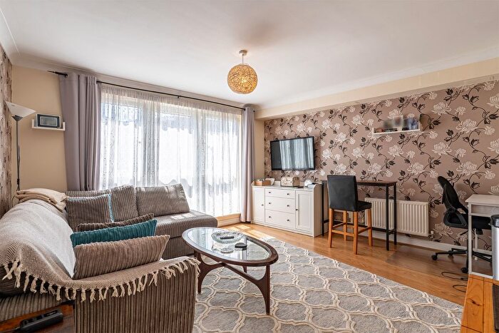 1 Bedroom Flat For Sale In Fisgard Court, Admirals Way, Gravesend, Kent, DA12