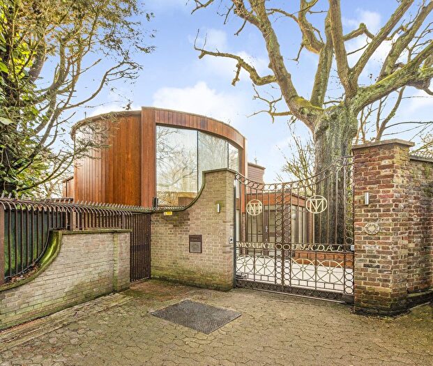 4 Bedroom Detached House For Sale In Spaniards Road, Hampstead, NW3