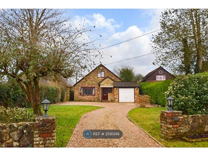 3 Bedroom Bungalow To Rent In Pink Lane, Burnham, Slough, SL1