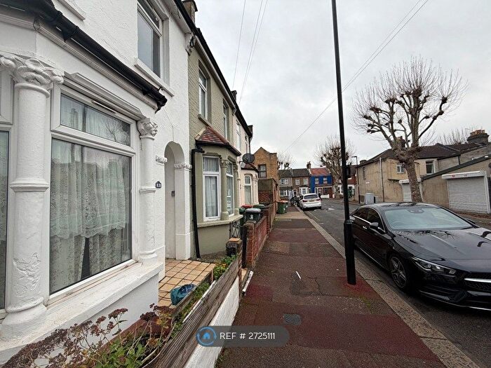 3 Bedroom Semi Detached House To Rent In Temple Road, London, E6