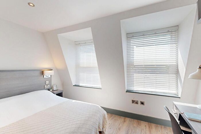 6 Bedroom Flat To Rent In Hoods Hideout, - Houndsgate, NG1