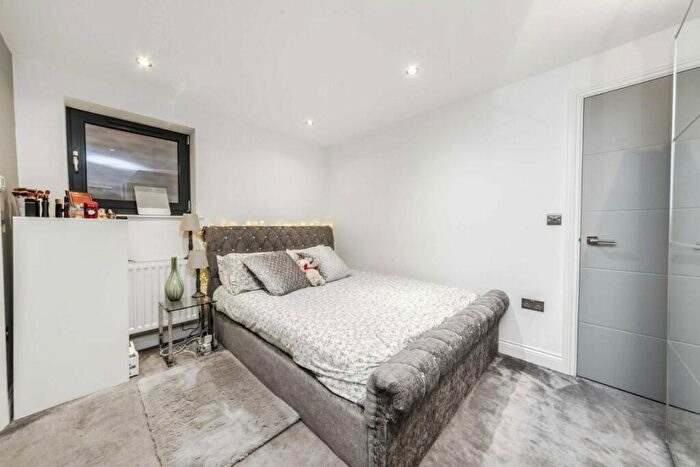 2 Bedroom Flat For Sale In Colney Hatch Lane, London, N10