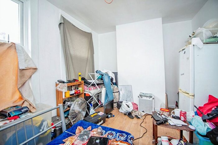 3 Bedroom Terraced House For Sale In Luton Road, Chatham, ME4