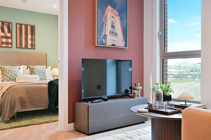 3 Bedroom Apartment To Rent In Uncle Leeds, Whitehall, LS12