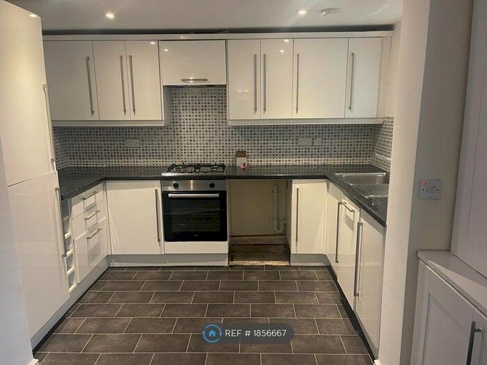 2 Bedroom Flat To Rent In Rochdale Road, Rochdale, OL16