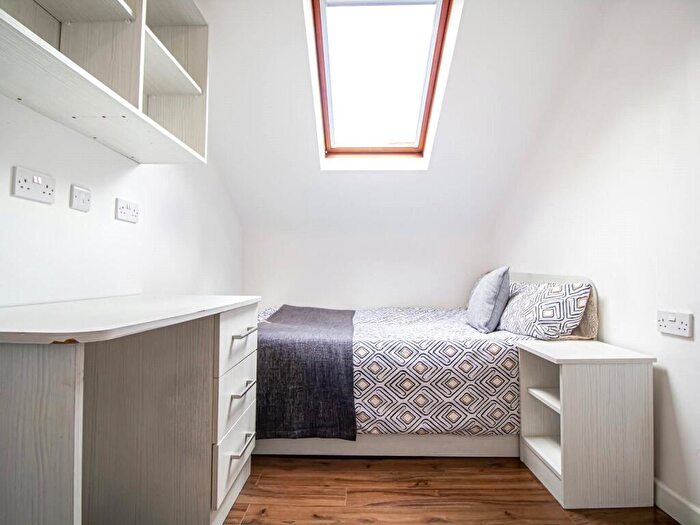 2 Bedroom Apartment To Rent In Apt, Belle Vue Road #, LS3