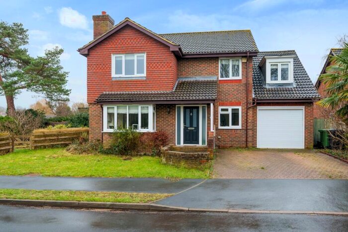 4 Bedroom Detached House To Rent In Spring Grove, Fetcham, KT22
