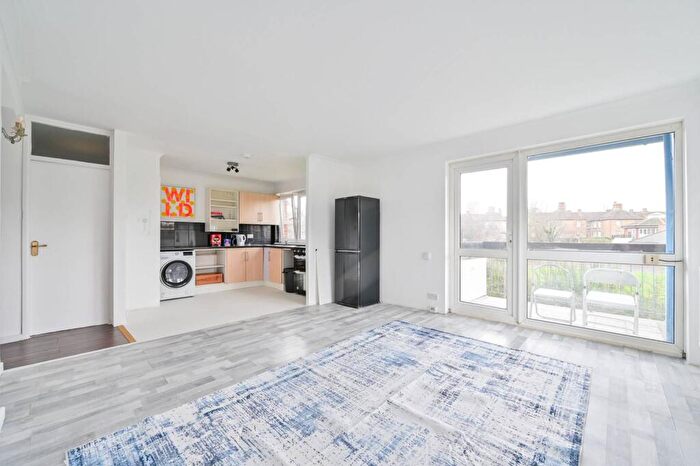 2 Bedroom Flat For Sale In Portland Street, Elephant And Castle, London, SE17