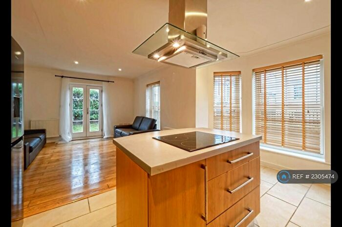 3 Bedroom Flat To Rent In Northpoint Square, London, NW1