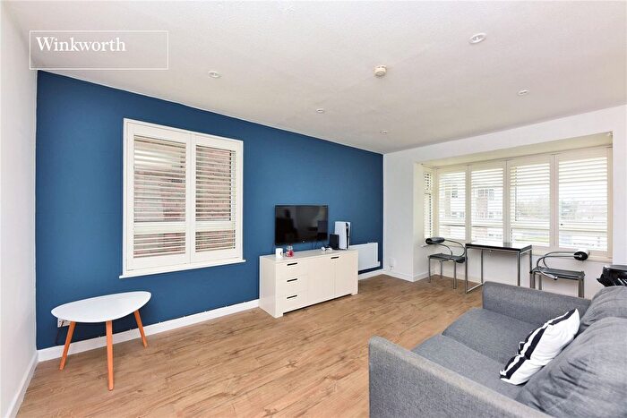 1 Bedroom Flat For Sale In Carters Close, Worcester Park, KT4