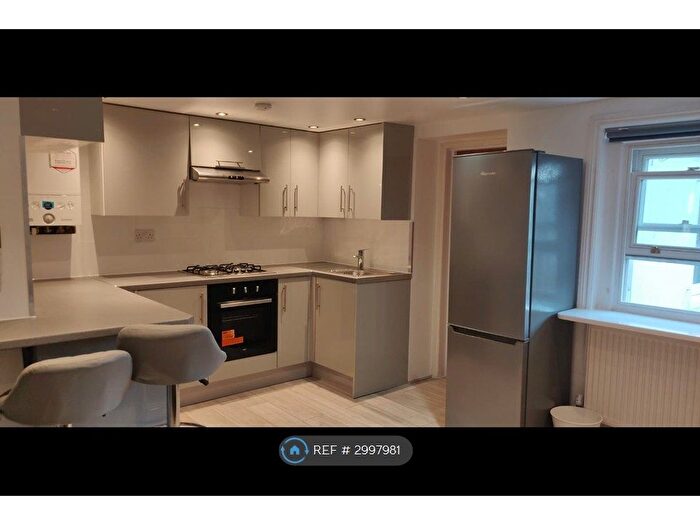 3 Bedroom Flat To Rent In Clapham Road, London, SW9