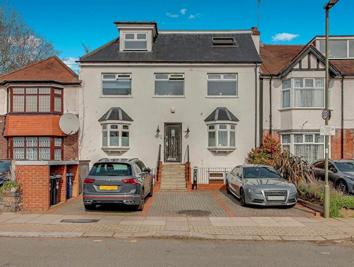 2 Bedroom Flat For Sale In Friern Park, North Finchley, London, N12