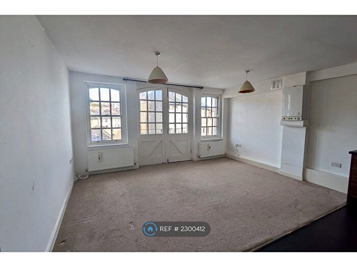 2 Bedroom Flat To Rent In St. Andrews Square, Hastings, TN34