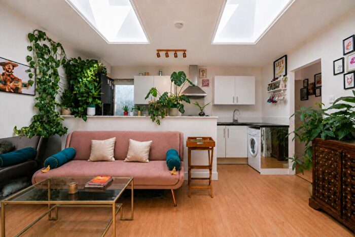1 Bedroom Flat To Rent In Upper Richmond Road West, London, SW14