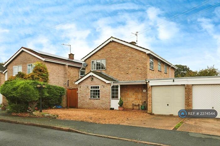 4 Bedroom Semi-Detached House To Rent In Helens Close, Huntingdon, PE26