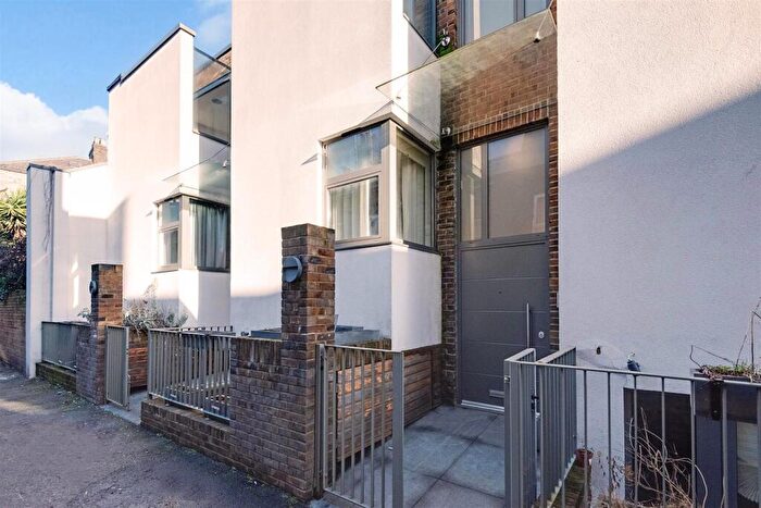 4 Bedroom House To Rent In College Yard, London, NW5