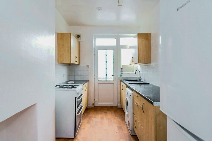 2 Bedroom Flat To Rent In Whitchurch Lane, Edgware, HA8