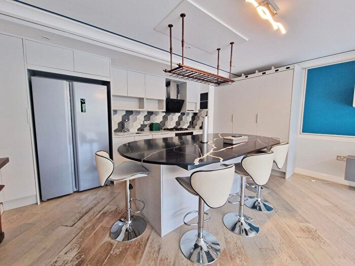 2 Bedroom Flat To Rent In Town Meadow, Brentford, TW8