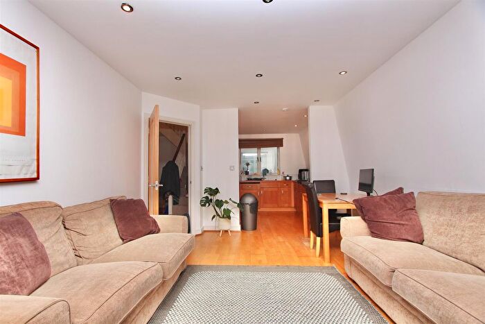 2 Bedroom Flat To Rent In Salisbury Promenade, Green Lanes, Haringey, London, N8