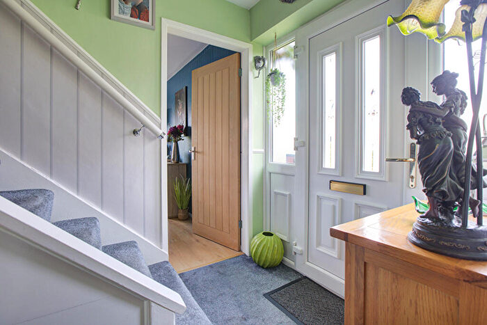 3 Bedroom Semi-Detached House For Sale In Wells Avenue, Chadderton, Oldham, OL9