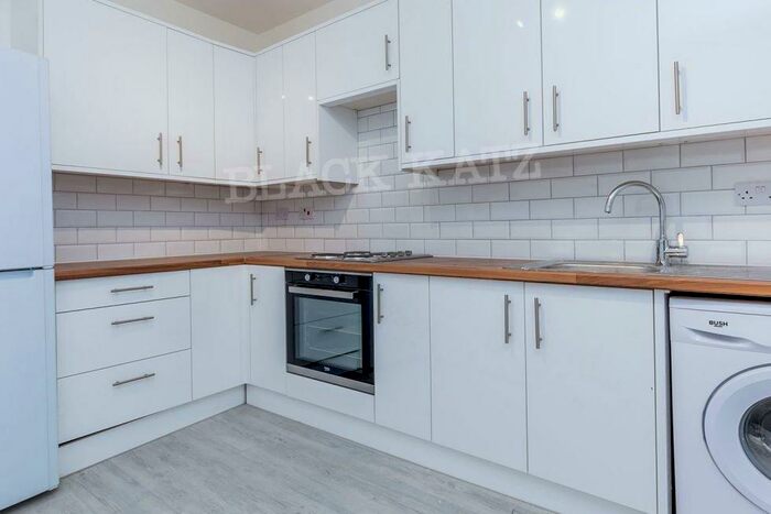 3 Bedroom Flat To Rent In Foulden Road, N16