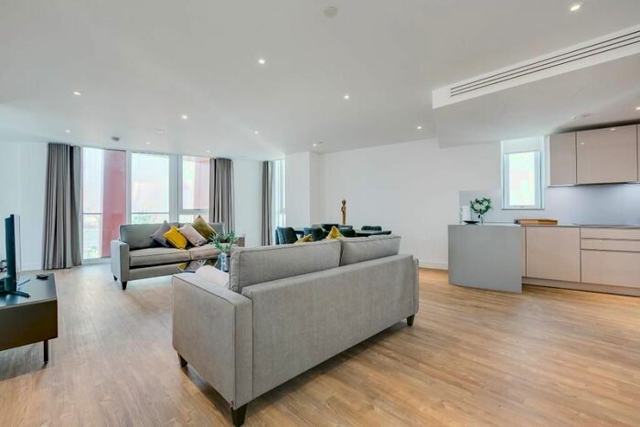 2 Bedroom Flat To Rent In Wandsworth Road, London, SW8