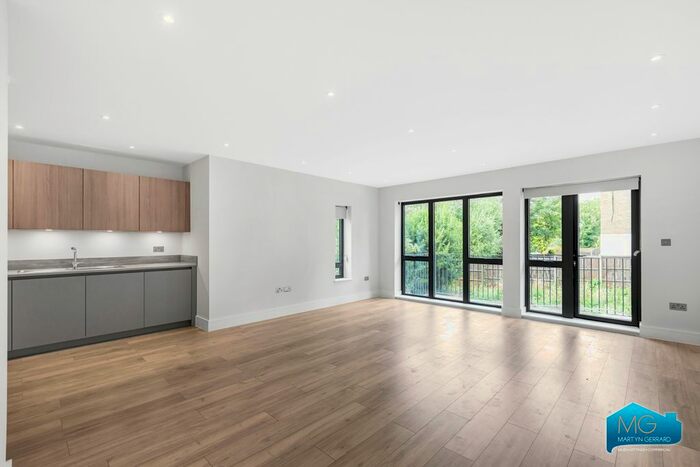 3 Bedroom Flat To Rent In Woodside Park Road, North Finchley, London, N12