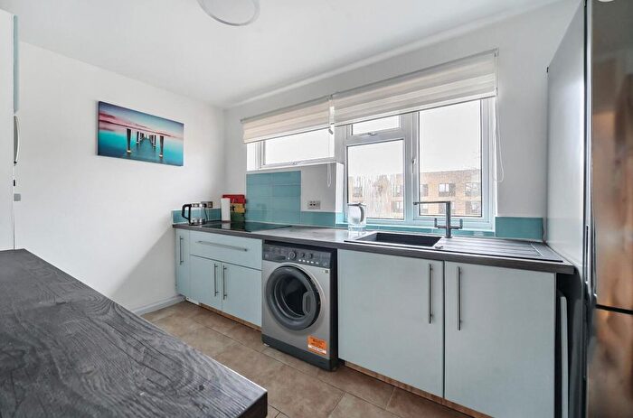 2 Bedroom Flat For Sale In Deepdale, Bracknell, RG12