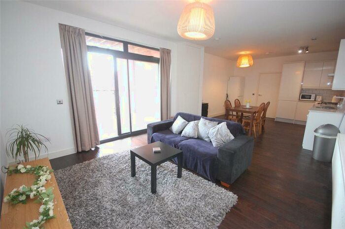 3 Bedroom Apartment To Rent In Ballards Lane, North Finchley, London, N12