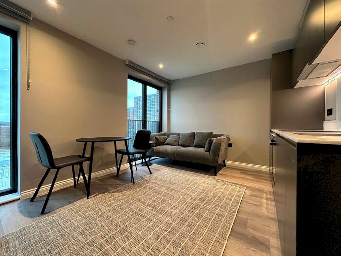 1 Bedroom Flat To Rent In Springwell Gardens, Whitehall Road, Leeds City Centre, LS12