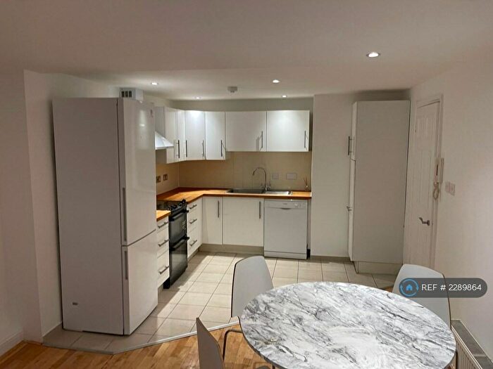 2 Bedroom Flat To Rent In University House, London, E2