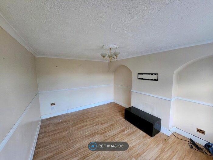 3 Bedroom Semi-Detached House To Rent In Roseberry Gardens, Upminster, RM14