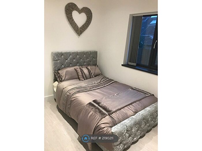 2 Bedroom Flat To Rent In Brynmill Avenue, Brynmill, Swansea, SA2