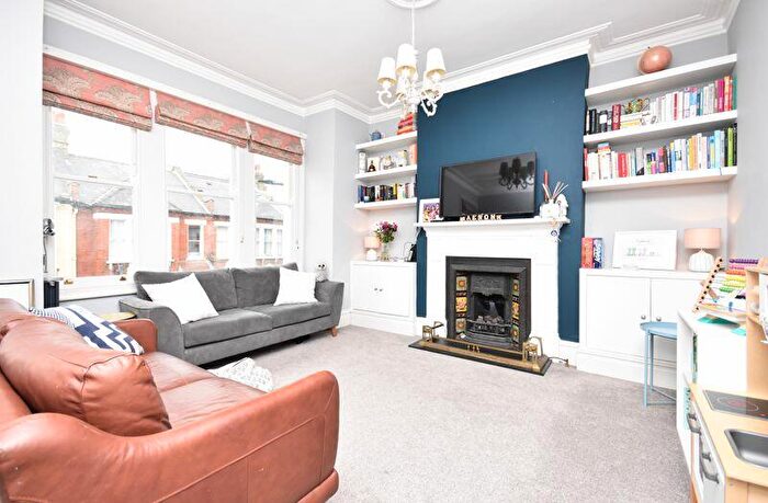 3 Bedroom Flat To Rent In Hazelbourne Road, London, SW12