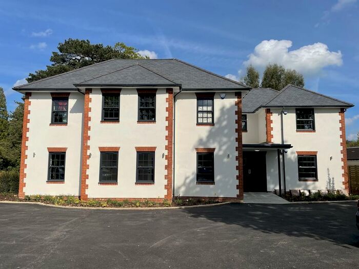 2 Bedroom Apartment To Rent In Ringley Park Road, Reigate, RH2