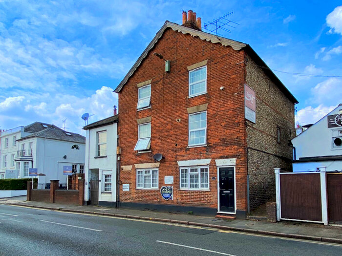 3 Bedroom Apartment To Rent In East Street, Farnham, GU9