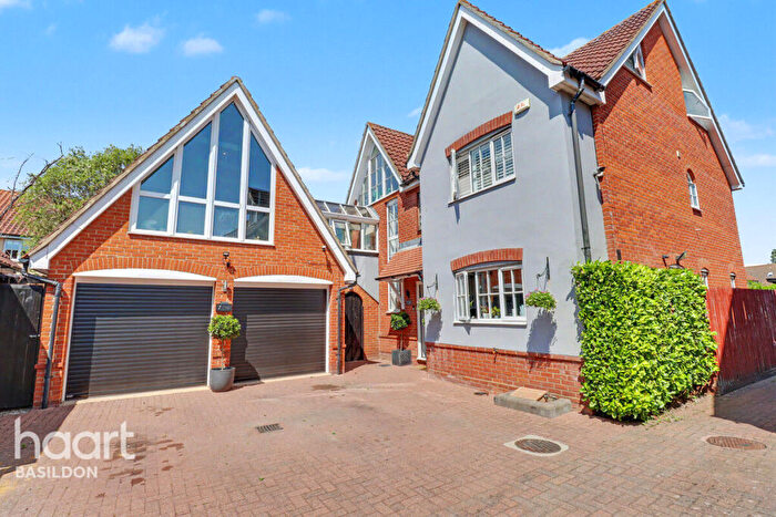 4 Bedroom Detached House For Sale In Calvinia Close, Basildon, SS15