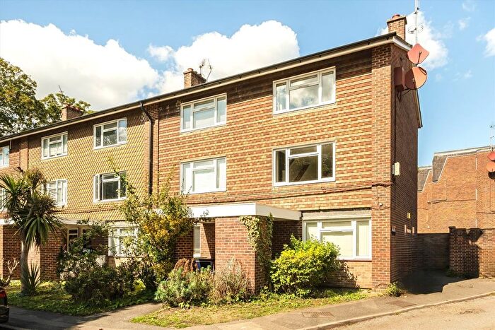 2 Bedroom Flat For Sale In Windrush Close, Chiswick, W4