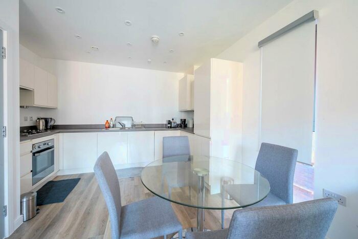 2 Bedroom Flat To Rent In Walnut Tree Close, Guildford, GU1