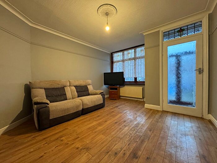 3 Bedroom Terraced House To Rent In Parkfield Mount, Leeds, LS11