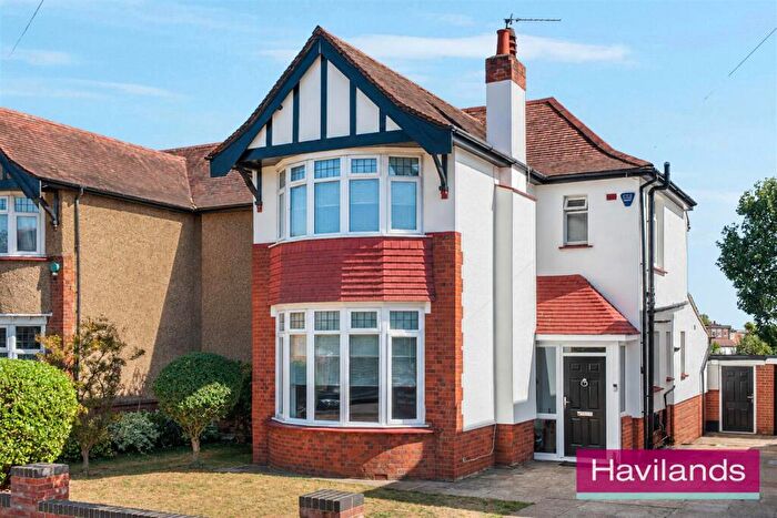 4 Bedroom Semi-Detached House For Sale In Myddelton Gardens, Winchmore Hill, N21