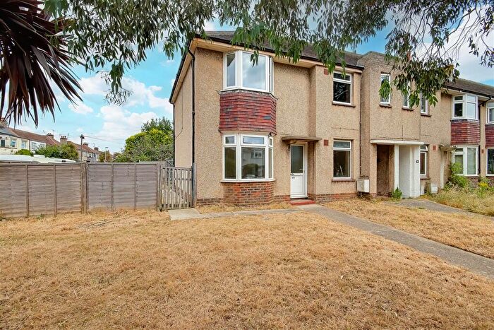 2 Bedroom Flat For Sale In South Farm Road, Broadwater, BN14